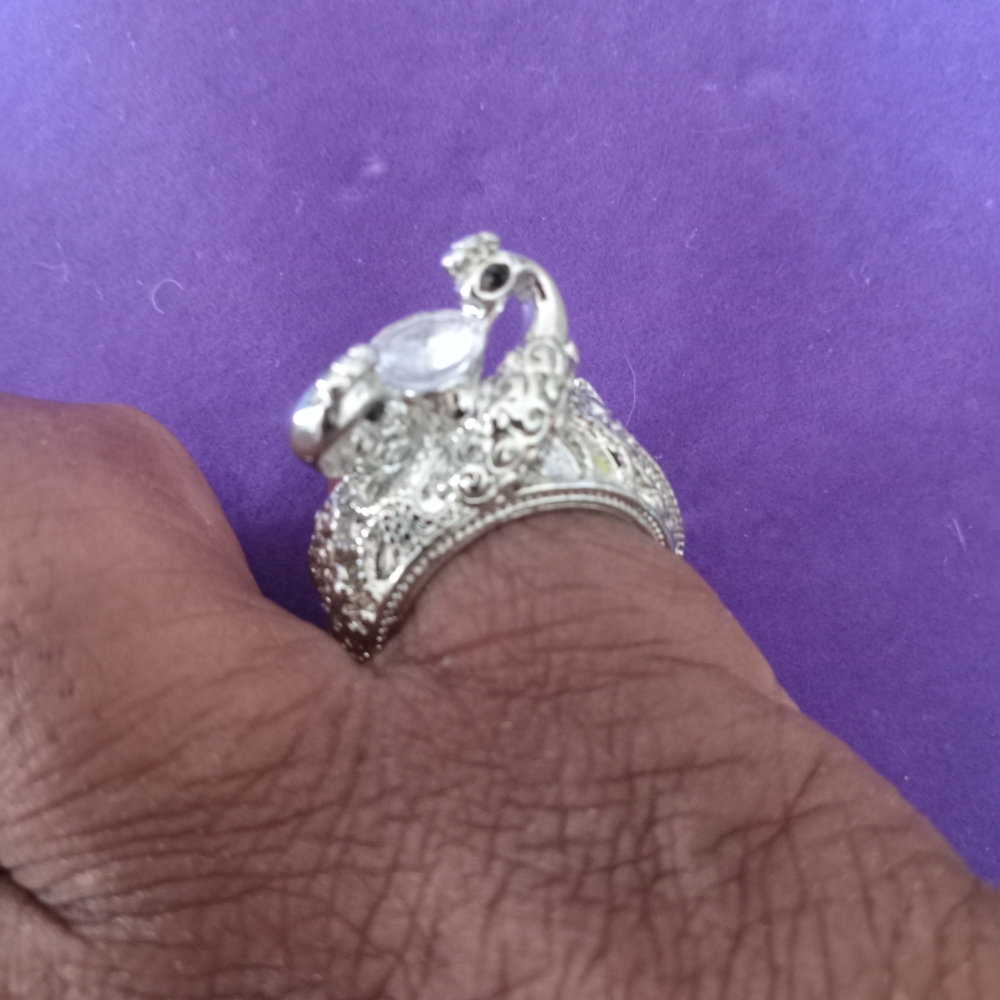 Beautiful zircon ring adorned w 2 Peacocks - Picture 5 of 6